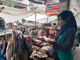 Ibu Puji, pedagang sandal batik Malioboro yang disambangi Sabtu, 6 November 2021 (sumber: dokumen pribadi)