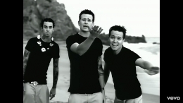 Dulu Blink-182 suka membuat video klip konyol, salah satunya membuat parodi video klip Backstreet Boys dan Britney Spears (sumber gambar: IMDb) 
