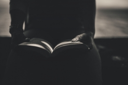 Ilustrasi seorang lelaki sedang membaca buku. (Foto StockSnap Via Pixabay)