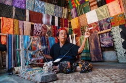 Kerajinan Tenun khas Suku Sasak (sumber : website Indonesia Travel)