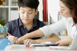 Ilustrasi orang tua mengajari anak mata pelajar di sekolah (Sumber: Shutterstock via edukasi.kompas.com)