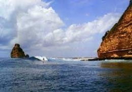 (Salah satu spot surfing di Pantai Gerupuk, sumber: sirkuitmandalika.com)