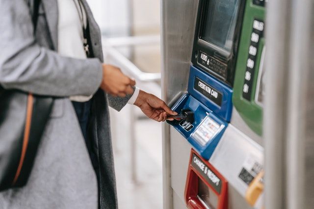 Ilustrasi mesin ATM sebagai salah satu bentuk layanan dalam industri perbankan (Photo by Ono Kosuki from Pexels caption)