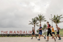Menparekraf Sandiaga Uno saat menjajal olahraga di Mandalika. Sumber: Kemenparekraf RI
