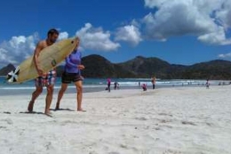 Pantai Selong Belanak idolanya para surfer mancanegara (sumber gambar: Kompas.com)