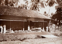 Sebuah toko keramik Plered, Purwakarta. Foto pada masa Kolonial Hindia Belanda.Collectie Tropenmuseum
