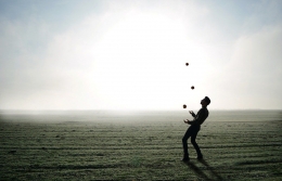Ilustrasi permainan akrobat lempar bola (Foto oleh moise_theodor dari pixabay)