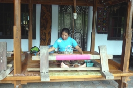 Menenun, lokasi Desa Sukarara, sumber: pribadi