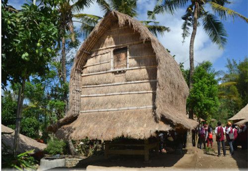 Rumah adat suku Sasak di Lombok (Foto Dok.kemdikbud.go.id)