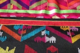 Tembe, kain tenun khas Suku Mbojo (Sumber gambar: Kompas.com)