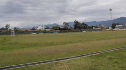 Stadion Pendidikan dengan latar belakang pegunungan Jayawijaya (dok: konijayawijaya.org)