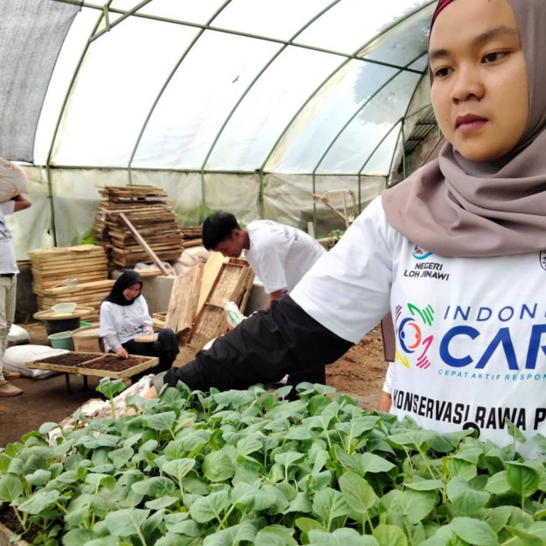 Relawan NLJ menyiapkan berbagai bibit tanaman pertanian untuk disumbangkan pada petani (dok. NLJ) 