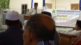 Wakil Bupati Kabupaten Pidie memberikan sambutan pada acara Maulid Nabi Muhammad Saw 144 H di Ikada, Minggu (21/11), Dokpri.