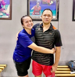 Melati bersama Richard Mainaky, eks pelatih ganda campuran Indonesia (foto: Instagram Melati Daeva)