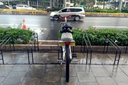 Tempat parkir sepeda di dekat halte transjakarta Bundaran Senayan (foto by widikurniawan)