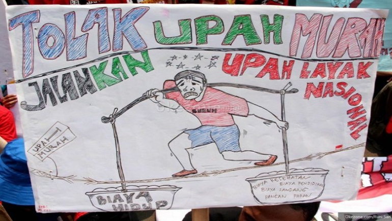 Demo menolak upah murah (sumber: economy.okezone.com)