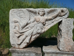Patung Dewi Nike di reruntuhan kota tua Ephesus, Turki (sumber: Wikimedia Commons)