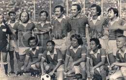 Kesebelasan sepak bola pelawak melawak timnas Indonesia tahun 1983. Benyamin S jongkok paling kiri arah foto. Sumber: Kaskus @manusiarender