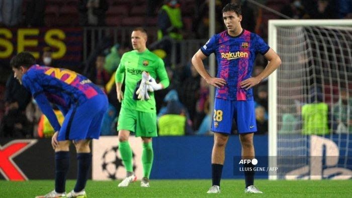 Raut kecewa para pemain Barcelona usai bermain imbang 0-0 dengan Benfica.Foto:Lluis Gene/AFP/tribunnews.com