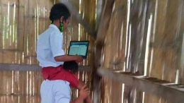 Seorang guru memanggul muridnya untuk mendapatkan sinyal internet | Dokumen IG @nttupdate