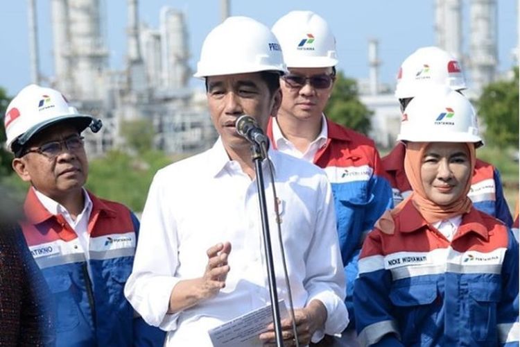 Jokowi didampingi Dirut Nicke Widyawati (kanan) dan Komut Pertamina Basuki Tjahaja Purnama (belakang) saat mengunjungi PT TPPI, 21 Desember 2019 (Trans Pacific Petroleum Indotama), Tuban (kompas.com/ Instagram Jokowi).