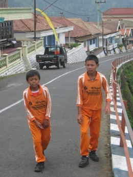 Dua siswa SD di Ngadisari. Foto: Dok. Pribadi