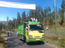 Anak-anak Tengger naik truk sepulang dari sekolah di Sukapura. Foto: Dok. Pribadi