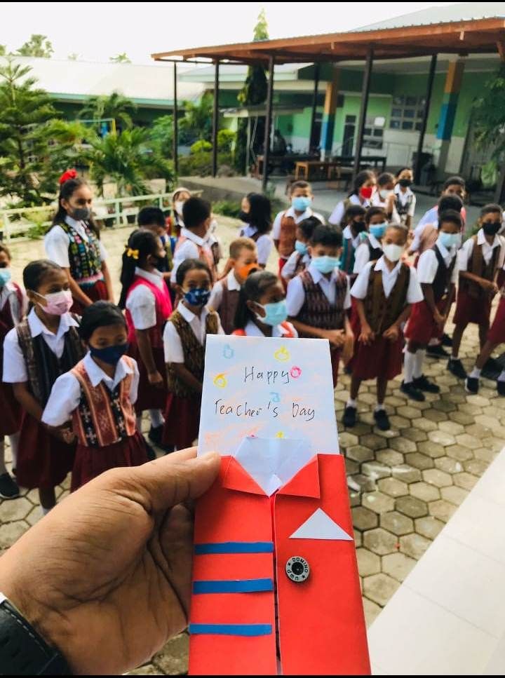 Foto: Didi Nabu. Kartu ucapan selamat hari guru dari murid kepada gurunya.