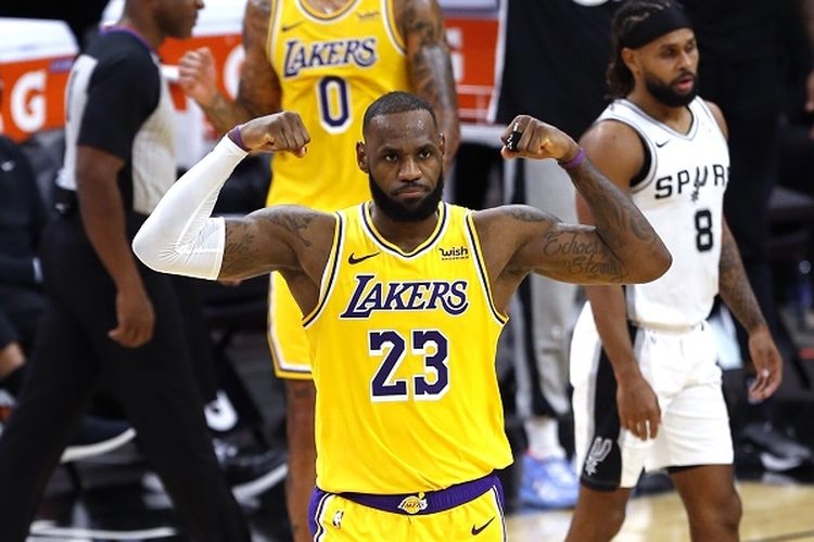 Pebasket andalan Los Angeles Lakers, LeBron James, melakukan selebrasi pada laga kontra San Antonio Spurs, Kamis (31/12/2020) pagi WIB.(Foto: AFP/Ronald Cortes via kompas.com)