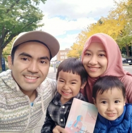 Zahra beserta suami dan kedua anaknya berfoto dengan buku Metamorfosa Botulisme. Sumber gambar IG @zahra.rabbiradlia