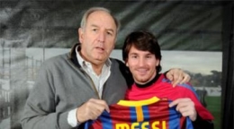 Foto bersama Charles Rexach dan Lionel Messi di tahun 2010 (Liputan6.com)