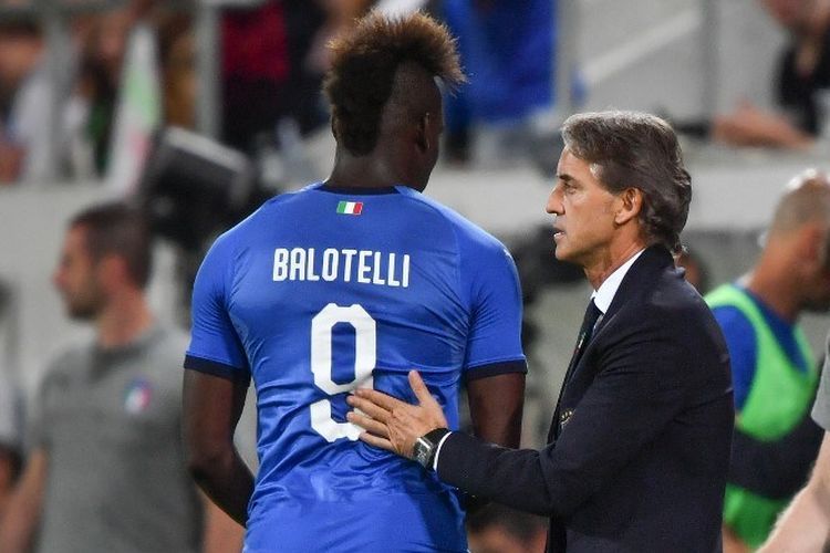 Balloteli diharapkan sebagai solusi lini depan Italia yang diandalkan Roberto Mancini (Foto AFP/Fabrice Coffrini via Kompas.com). 