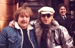 John Lennon berfoto bersama pembunuhnya, Mark Chapman (siasatpartikelir.com)