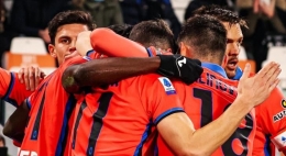 Para pemain Atalanta merayakan gol ke gawang Jvuentus. (via esiznews.com)