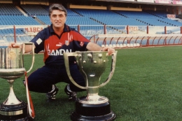 Radomir Antic dan trofi La Liga dan Copa Del Rey musim 1995/1996 (voi.id)
