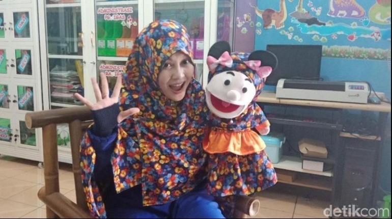 Gambar 1. Pendongeng dengan bonekanya Sumber: news.detik.com (2018)