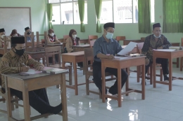 Tim penguji sedang menyimak bacaan siswa (sumber foto: Tim IT MAN 2 Rembang)