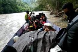 Warga Lumbis Ogong Nunukan Melalui Sungai I Foto: kompas.com/Ahmad Dzulviqor