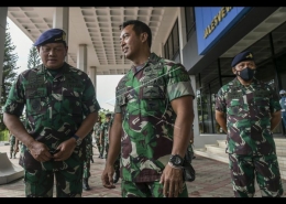 Panglima TNI Jenderal TNI Andika Perkasa bersama Kasal Laksamana TNI Yudo Margono. (foto: antarafoto.com)