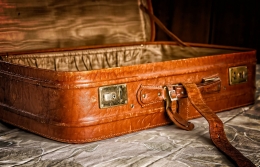 Ilustrasi koper berwarna cokelat terang oleh Tama66 dari pixabay.com