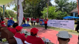 Bupati Pelalawan, Zukri sedang menyampaikan sambutan di depan para relawan Founder's Day dan masyarakat Desa Kuala Terusan./dokpri