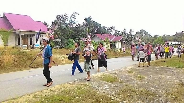 Iring-iringan penjemput calon suami/istri dalam komunitas Dayak Desa (Foto: Dokpri Gregorius Nyaming)