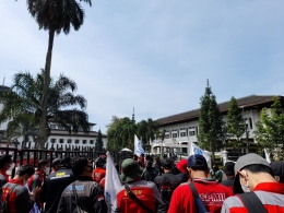 Ribuan Buruh GSPMII demo di depan gedung sate (dokpri)