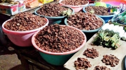 Pinang kering yang dijual di Pasar Lama Kefamenanu, Kabupaten Timor Tengah Utara, NTT. [Foto Tribunnews.com]