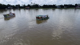 Bidak rombongan relawan Founder's Day menyeberangi Sungai Kampar menuju Desa Kuala Terusan./dokpri