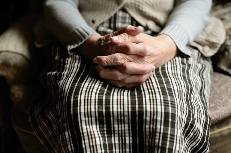 Seorang lansia berdoa | sumber : grid.id
