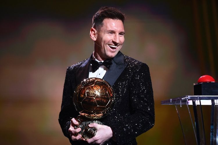 Lionel Messi meraih trofi Ballon d'Or yang ketujuh dalam karirnya sebagai pesepak bola. Foto: AFP/Franck Fife via Kompas. com