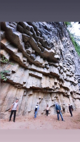 Obyek Wisata Batu Tinggi di Kabupaten Minahasa Selatan. Sumber: Dokpri