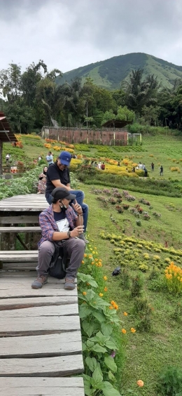 Taman bunga Kakaskasen di Tomohon, berlatar Gunung Lokon. Sumber: Dokumen pribadi