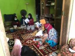 Dokumentasi Pribadi: Penyampaian materi kepada ibu-ibu Desa Banyumeneng